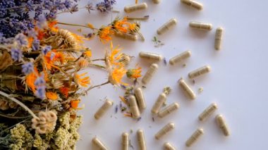 Kurutulmuş şifalı bitkiler ve çiçekler. Seçici odaklanma. Doğa.