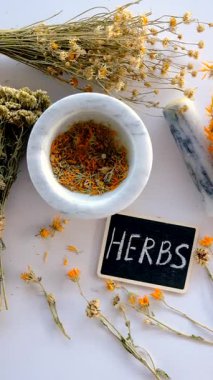 Kurutulmuş şifalı bitkiler ve çiçekler. Seçici odaklanma. Doğa.