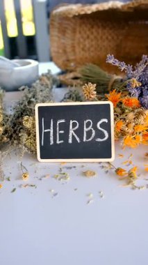 Kurutulmuş şifalı bitkiler ve çiçekler. Seçici odaklanma. Doğa.