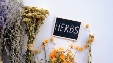 Kurutulmuş şifalı bitkiler ve çiçekler. Seçici odaklanma. Doğa.