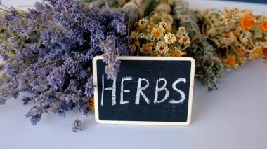 Kurutulmuş şifalı bitkiler ve çiçekler. Seçici odaklanma. Doğa.