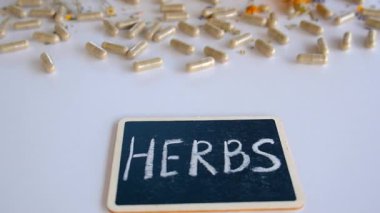 Kurutulmuş şifalı bitkiler ve çiçekler. Seçici odaklanma. Doğa.