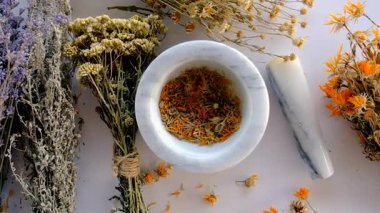 Kurutulmuş şifalı bitkiler ve çiçekler. Seçici odaklanma. Doğa.