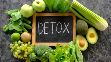 Detoks için yeşil gıdalar. Seçici odaklanma. Doğa.