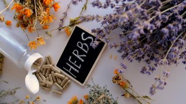 Kurutulmuş şifalı bitkiler ve çiçekler. Seçici odaklanma. Doğa.