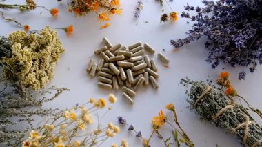 Kurutulmuş şifalı bitkiler ve çiçekler. Seçici odaklanma. Doğa.