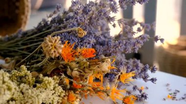 Kurutulmuş şifalı bitkiler ve çiçekler. Seçici odaklanma. Doğa.