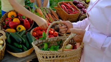 Sebze pazarında. Seçici odaklanma. Yiyecek..