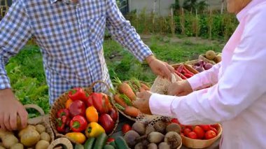 Sebze pazarında. Seçici odaklanma. Yiyecek..