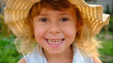 Bahçede şapkalı bir çocuk. Seçici odaklanma. Doğa.