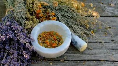 Kurumuş şifalı otları olan bir kadın. Seçici odaklanma. Doğa.