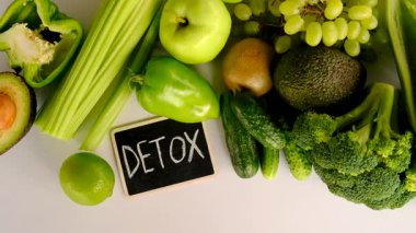 Detoks için yeşil gıdalar. Seçici odaklanma. Doğa.