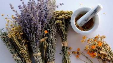 Kurutulmuş şifalı bitkiler ve çiçekler. Seçici odaklanma. Doğa.