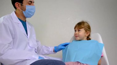 Dişçideki bir çocuğun dişleri tedavi ediliyor. Seçici odaklanma. Çocuk.