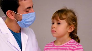 Dişçideki bir çocuğun dişleri tedavi ediliyor. Seçici odaklanma. Çocuk.