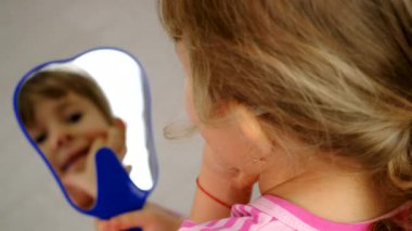 Diş hekiminde bir çocuk aynada dişlerini inceliyor. Seçici odak.