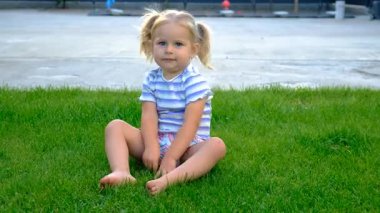 Bir çocuk otobanda oturuyor. Yan odak. Çocuk.