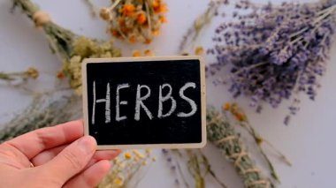 Kurutulmuş şifalı bitkiler ve çiçekler. Seçici odaklanma. Doğa.