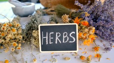 Kurutulmuş şifalı bitkiler ve çiçekler. Seçici odaklanma. Doğa.