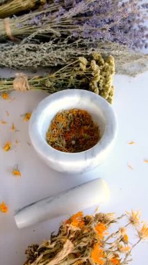 Kurutulmuş şifalı bitkiler ve çiçekler. Seçici odaklanma. Doğa.