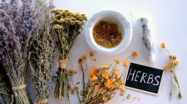 Kurutulmuş şifalı bitkiler ve çiçekler. Seçici odaklanma. Doğa.