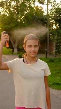 Sivrisinek kovucu sprey sıkın. Seçici odaklanma. Doğa.