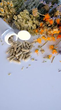 Kurutulmuş şifalı bitkiler ve çiçekler. Seçici odaklanma. Doğa.