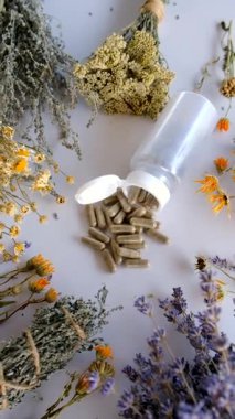 Kurutulmuş şifalı bitkiler ve çiçekler. Seçici odaklanma. Doğa.