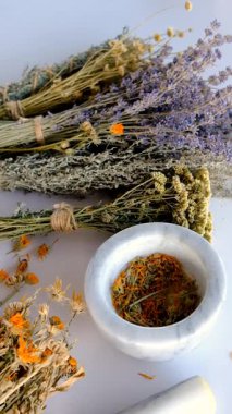 Kurutulmuş şifalı bitkiler ve çiçekler. Seçici odaklanma. Doğa.