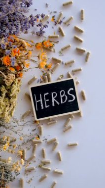 Kurutulmuş şifalı bitkiler ve çiçekler. Seçici odaklanma. Doğa.