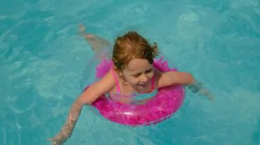 Yüzükle havuzda yüzen bir çocuk. Seçici odaklanma. çocuk.