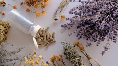 Kurutulmuş şifalı bitkiler ve çiçekler. Seçici odaklanma. Doğa.