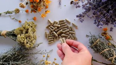 Kurutulmuş şifalı bitkiler ve çiçekler. Seçici odaklanma. Doğa.