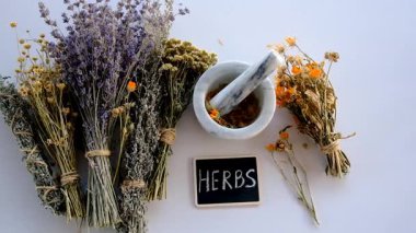 Kurutulmuş şifalı bitkiler ve çiçekler. Seçici odaklanma. Doğa.