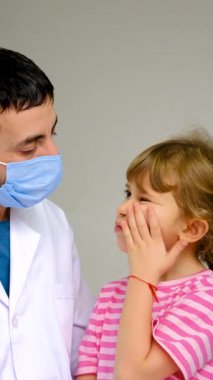 Dişçideki bir çocuğun dişleri tedavi ediliyor. Seçici odaklanma. Çocuk.