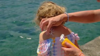 Çocuğun yüzünde güneş kremi var. Seçici odaklanma. çocuk.