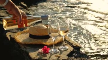 Deniz kıyısında bir şarap. Seçici odaklanma. İç..