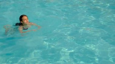 Havuzda yüzen kız çocuğu. Seçici odaklanma. çocuk.