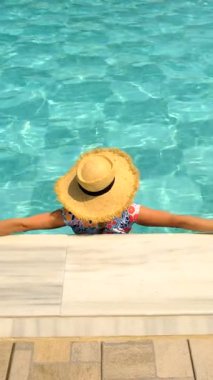 Havuzdaki şapkalı kadın. Seçici odaklanma. seyahat.