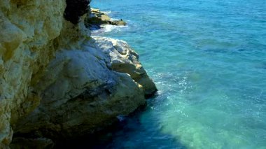 Deniz kıyısındaki taşlar. seçici odak.