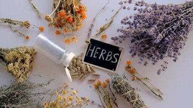 Kurutulmuş şifalı bitkiler ve çiçekler. Seçici odaklanma. Doğa.