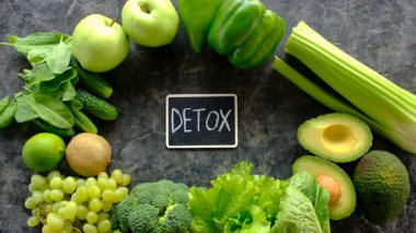 Detoks için yeşil gıdalar. Seçici odaklanma. Doğa.