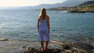 Sahilde arka planda deniz olan bir kadın. Seçici odaklanma. seyahat.