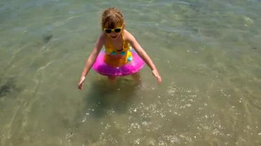 Denizde yüzüklü bir çocuk. Seçici odaklanma. çocuk.