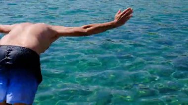 Denizde boğulan bir adam. Seçici odaklanma. Doğa.