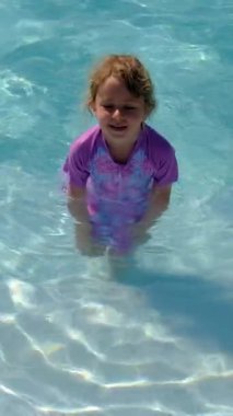 Havuzda yüzen bir çocuk. Seçici odaklanma. çocuk.