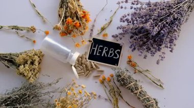 Kurutulmuş şifalı bitkiler ve çiçekler. Seçici odaklanma. Doğa.