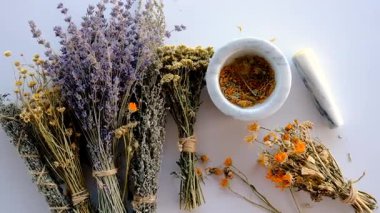 Kurutulmuş şifalı bitkiler ve çiçekler. Seçici odaklanma. Doğa.