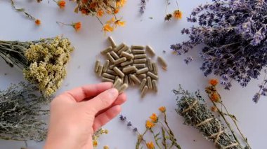 Kurutulmuş şifalı bitkiler ve çiçekler. Seçici odaklanma. Doğa.