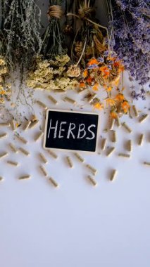 Kurutulmuş şifalı bitkiler ve çiçekler. Seçici odaklanma. Doğa.